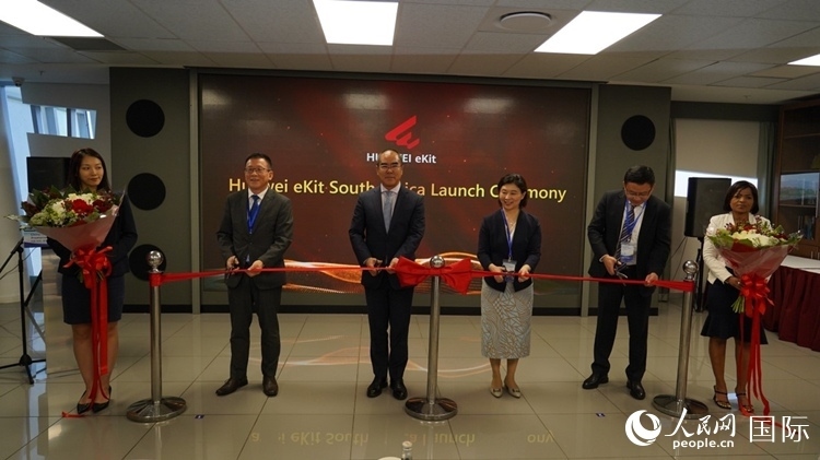 嘉賓出席華為分銷(xiāo)子品牌坤靈出海南非剪彩儀式。 人民網(wǎng) 劉暢攝