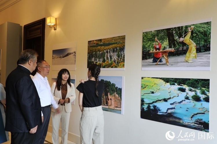 四川省文化和旅游廳副廳長王成平、墨西哥松林文化中心展覽部主任盧西亞·恩里克斯·岡薩雷斯·薩拉維亞、墨西哥中國文化中心主任石岳文參觀圖片展。拍攝者為墨西哥分社外籍雇員埃內(nèi)斯托·多明戈斯