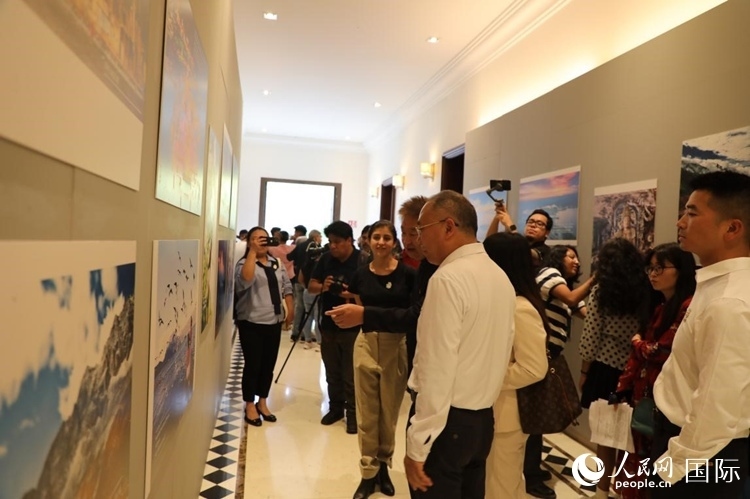 參觀者在圖片展活動現(xiàn)場。拍攝者為墨西哥分社外籍雇員埃內(nèi)斯托·多明戈斯