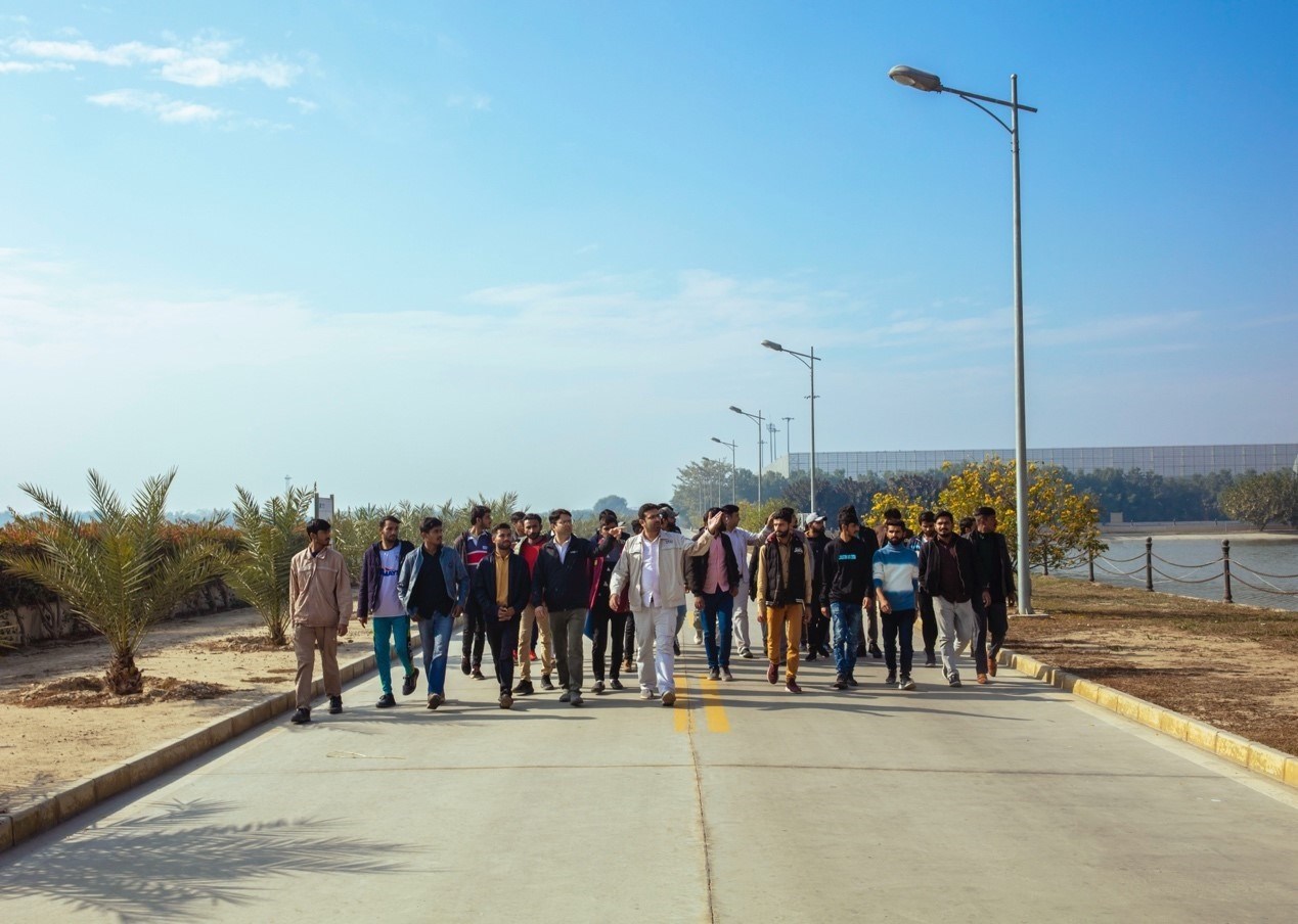 職業(yè)技校學員參觀中巴經(jīng)濟走廊薩希瓦爾電站。中國華能薩希瓦爾電站 供圖