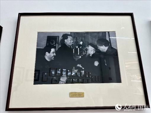 萬(wàn)徒勒里（左一）與艾青、蕭三、齊白石的老照片。人民網(wǎng)記者 周雨攝
