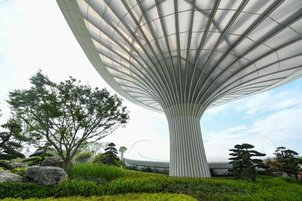 這是2024年4月22日拍攝的成都世園會主會場入口處的“芙蓉花”底部，它兼具收集雨水、循環(huán)利用的功能。新華社記者 王曦 攝