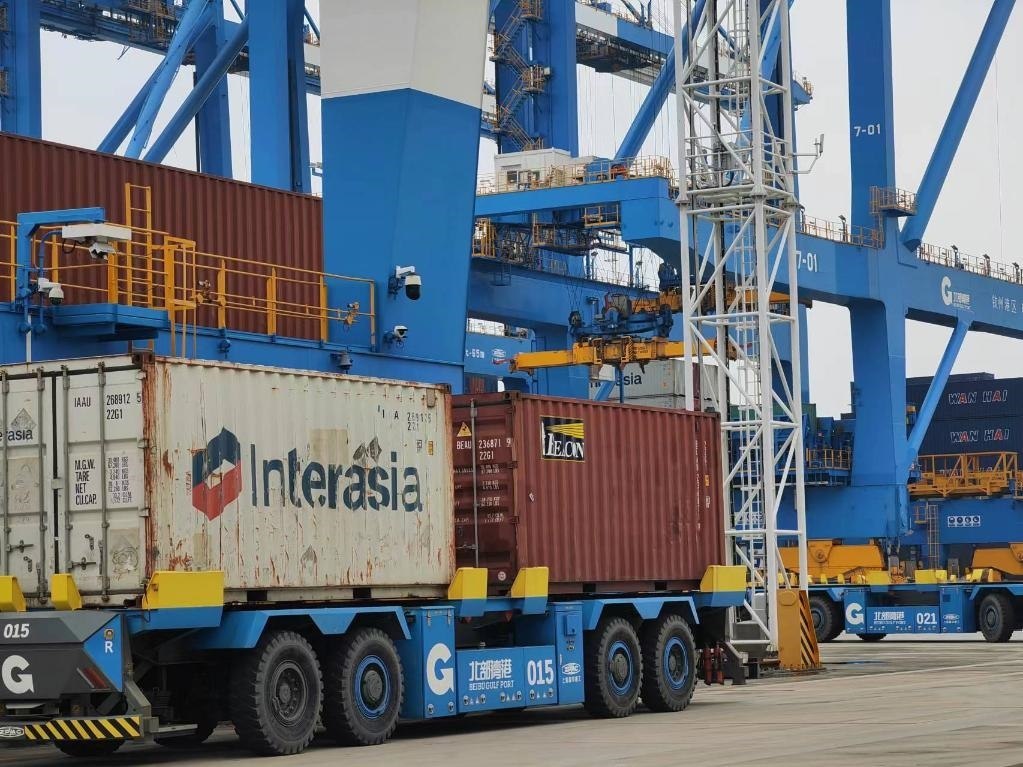 在欽州自動化集裝箱碼頭，智能導(dǎo)引運輸車在運送集裝箱。新華社記者趙歡 攝