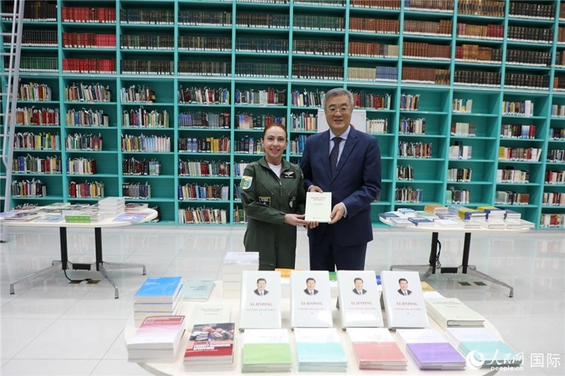 授課后，中國駐巴西大使祝青橋向巴西高等防務(wù)學(xué)院圖書館捐贈了150本書籍。圖為祝青橋和巴西高等防務(wù)學(xué)院院長卡拉·利里奧·馬丁斯在圖書捐贈儀式上。 人民網(wǎng)記者 陳一鳴攝