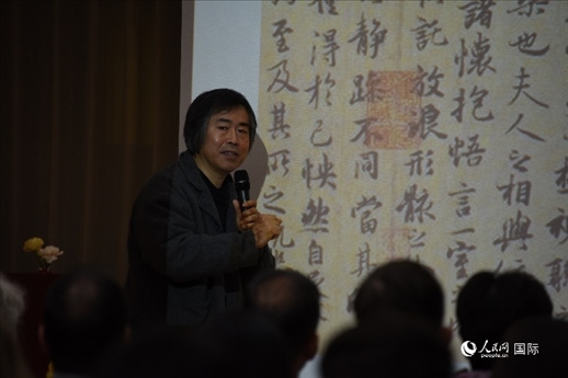 國(guó)家畫院王東聲教授介紹中國(guó)書法作品。人民網(wǎng)記者 殷淼攝