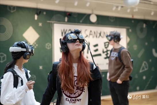 體驗(yàn)三星堆VR文化。中國(guó)駐瑞典大使館供圖