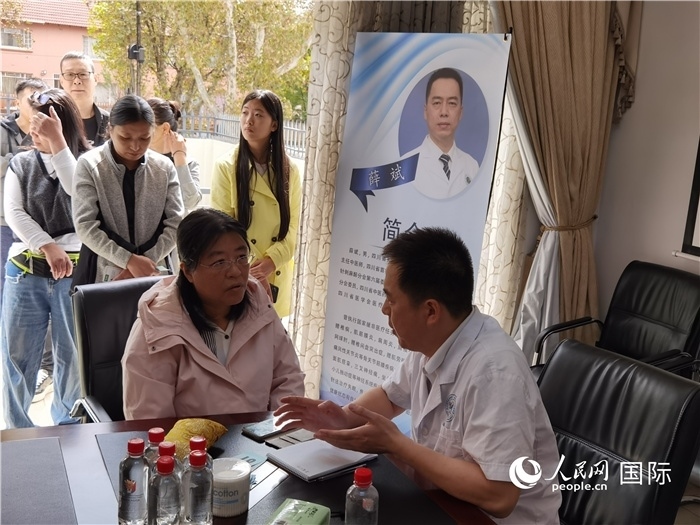 中醫(yī)專家為當(dāng)?shù)厝A僑華人提供中醫(yī)咨詢和診療服務(wù)。 （本報(bào)記者 楊謳 攝）