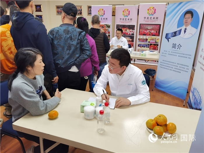 中醫(yī)專家為當(dāng)?shù)厝A僑華人提供中醫(yī)咨詢和診療服務(wù)。 （本報(bào)記者 楊謳 攝）