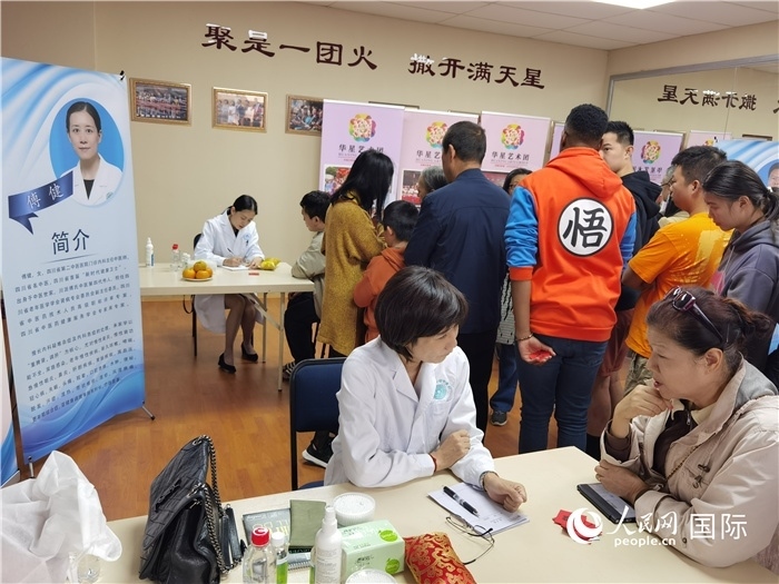 中醫(yī)專家為當(dāng)?shù)厝A僑華人提供中醫(yī)咨詢和診療服務(wù)。 （本報(bào)記者 楊謳 攝）