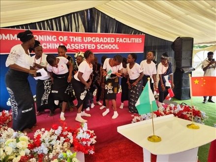 師生們載歌載舞。駐尼日利亞使館供圖