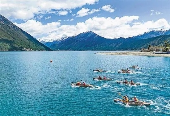 2024年4月20日，2024年巴松措國際漂流公開賽的選手在比賽中。 新華社記者 孫非攝