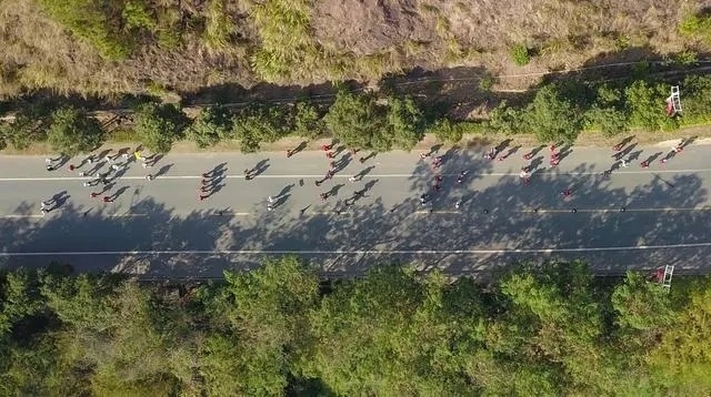 1月6日，健身愛好者在徒步活動(dòng)中（無人機(jī)照片）。新華社記者 黃國保攝