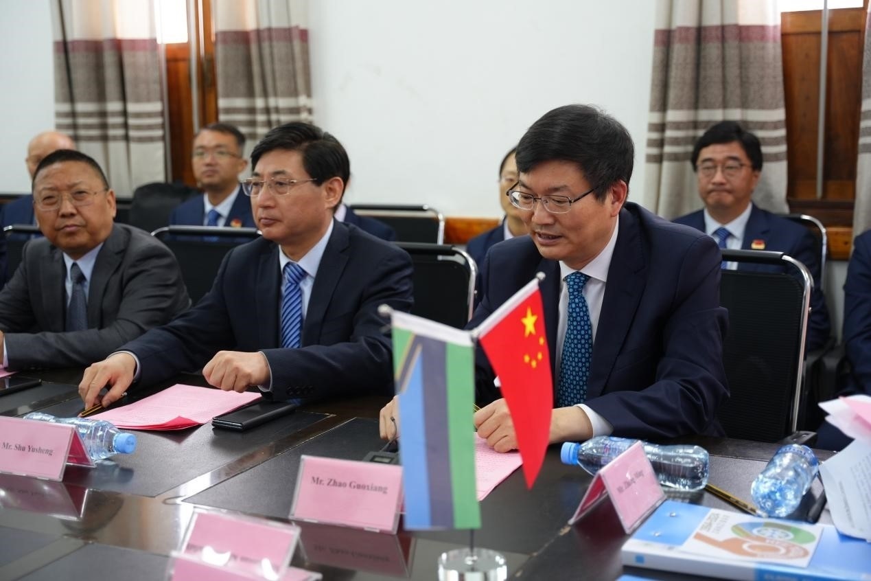 揚州市衛(wèi)健委黨委書記趙國祥在衛(wèi)生部捐贈儀式上發(fā)言。中國援桑醫(yī)療隊供圖