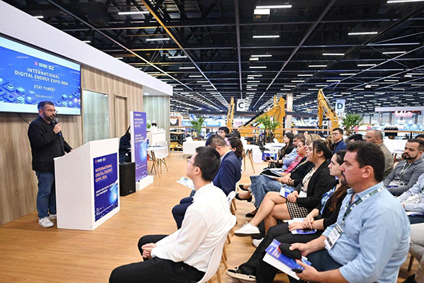 當地時間4月26日，深圳市發(fā)展和改革委員會在巴西圣保羅國際工程機械及礦山機械展上舉行專題推介會，介紹將于今年下半年在深圳市舉辦的2024國際數字能源展。 2024國際數字能源展組委會供圖