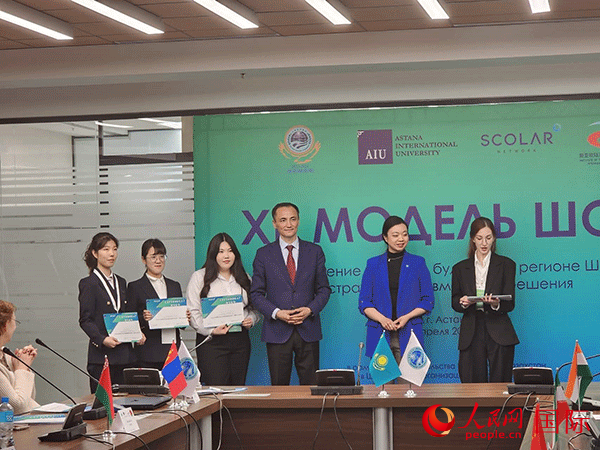 中國代表榮獲“最佳代表”獎。人民網(wǎng)記者 李強(qiáng)攝