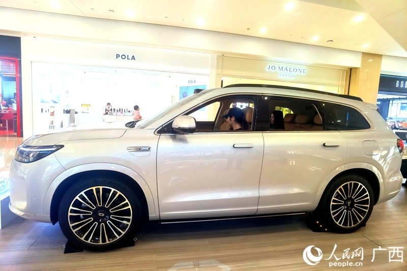  消費者在試駕汽車。人民網(wǎng)記者 陳燕攝