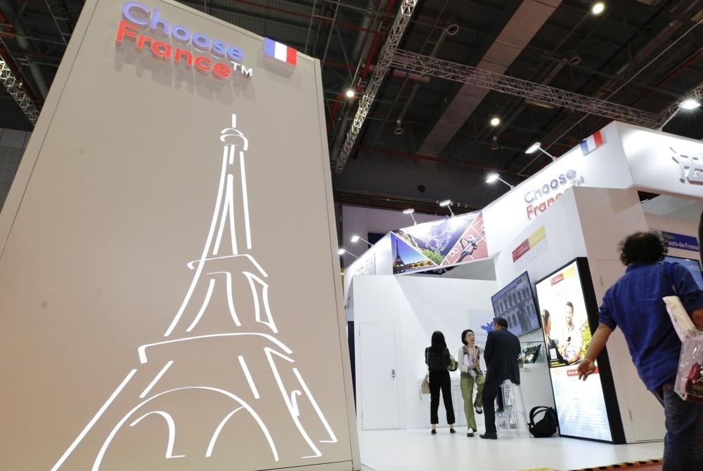 2019年11月5日，第二屆中國國際進(jìn)口博覽會在上海國家會展中心開幕。這是參觀者走過法國國家館。新華社記者 張玉薇 攝