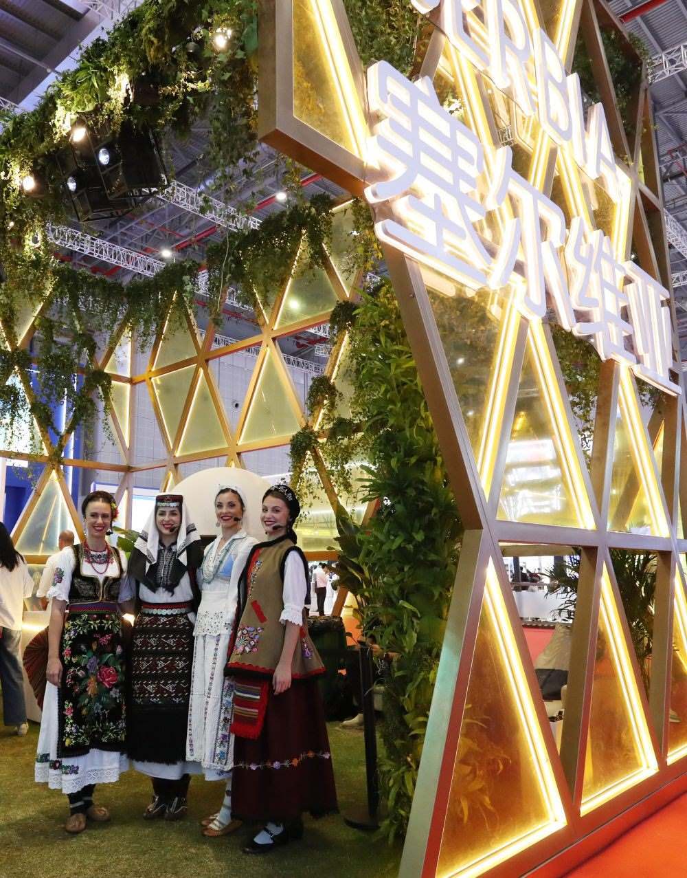 2023年11月6日，身著傳統(tǒng)服飾的演職人員在上海進(jìn)博會國家展塞爾維亞展臺迎接參觀者。第六屆進(jìn)博會國家展全面恢復(fù)線下舉辦，洪都拉斯、塞爾維亞、越南、南非、哈薩克斯坦作為本屆進(jìn)博會主賓國在國家展亮相。新華社記者 方喆 攝