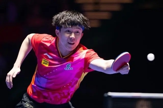 2024年4月15日，王楚欽在澳門世界杯比賽中回球。新華社記者 張金加攝