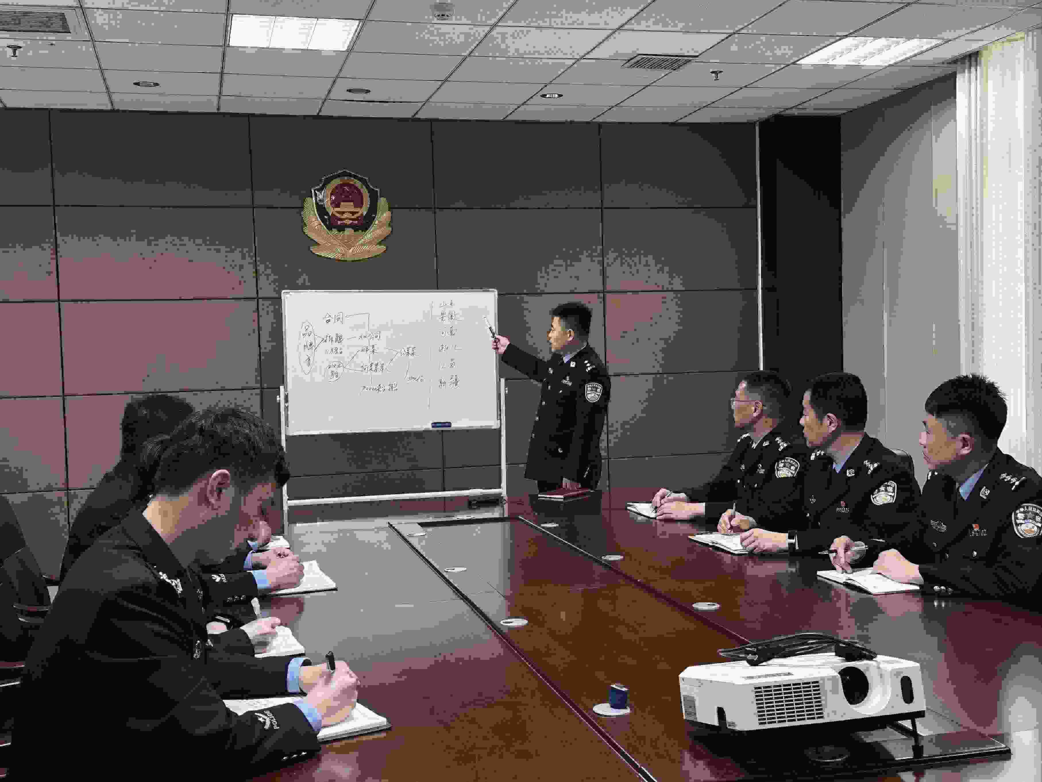 專案組辦案民警介紹案情。人民網(wǎng)記者 郝萍攝