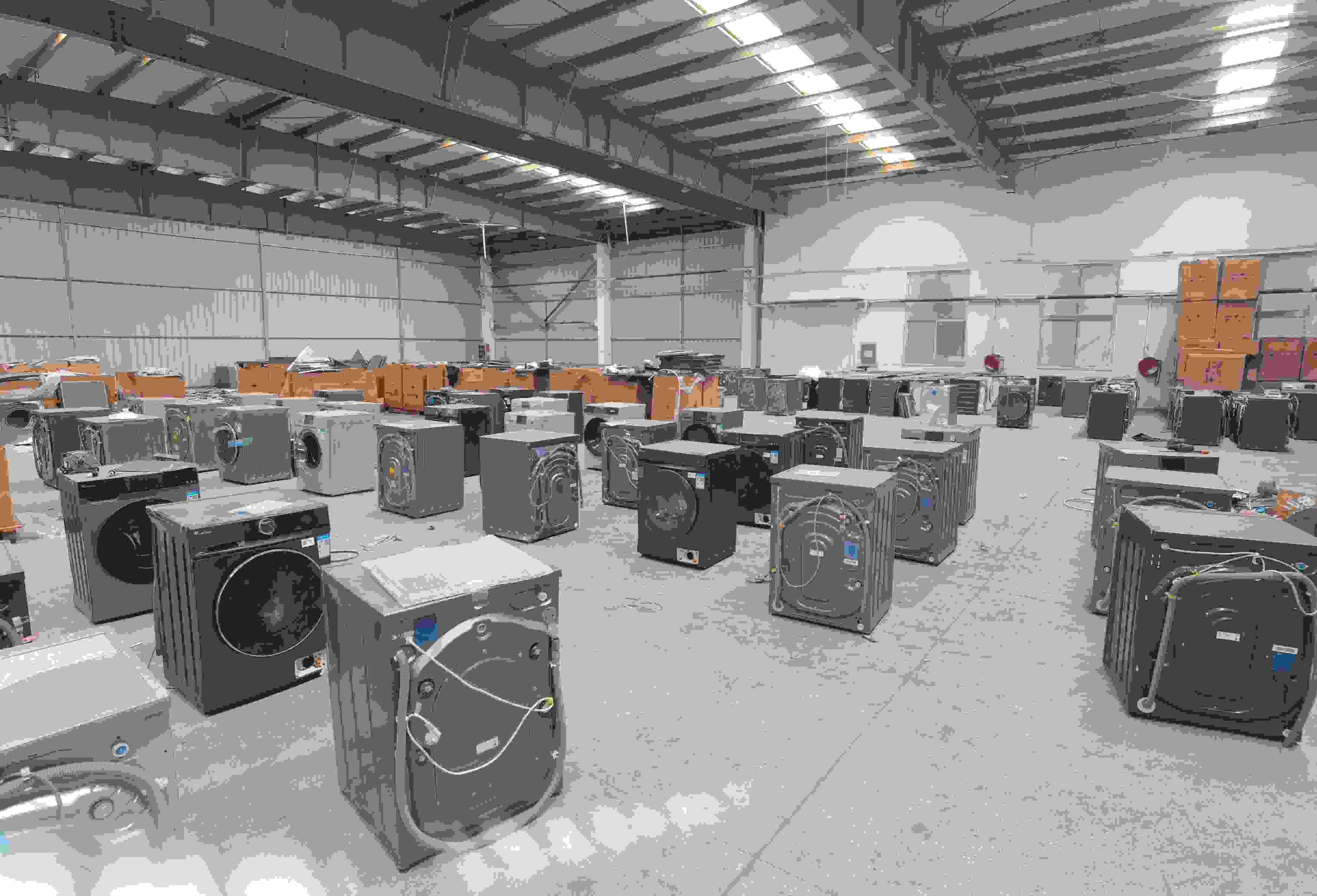 專案組民警查扣涉案場所及假冒知名品牌洗衣機(jī)。巨野警方供圖