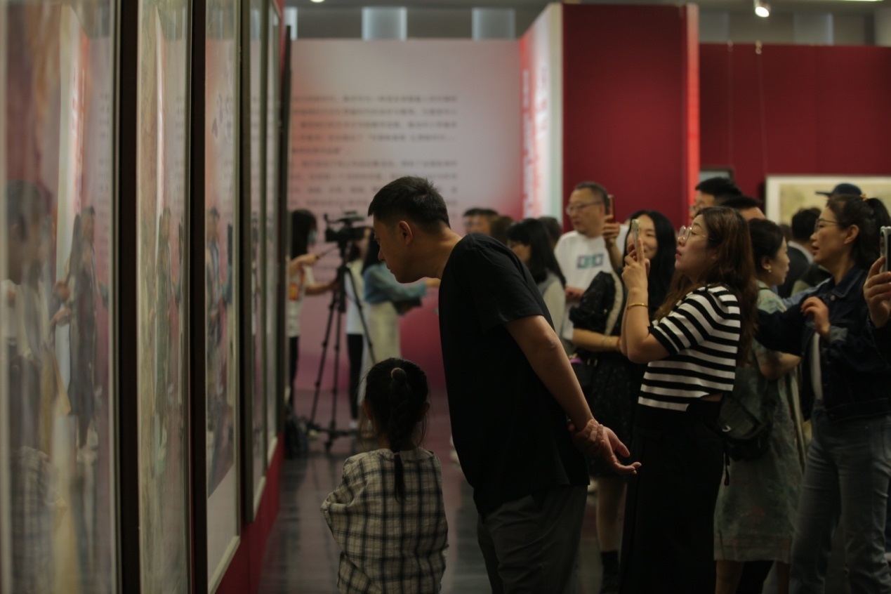 嘉賓及教研員、教師代表參觀展覽。主辦方供圖