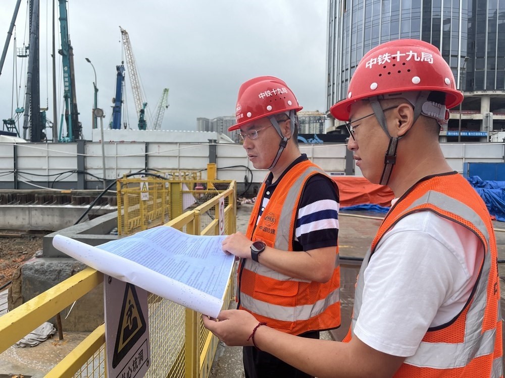 2024年4月26日，深圳市五一勞動(dòng)獎(jiǎng)?wù)芦@得者、中鐵十九局軌道公司項(xiàng)目副經(jīng)理夏荔（左）在穗莞深城際鐵路前皇段皇崗口岸站建設(shè)現(xiàn)場忙碌。新華社發(fā)