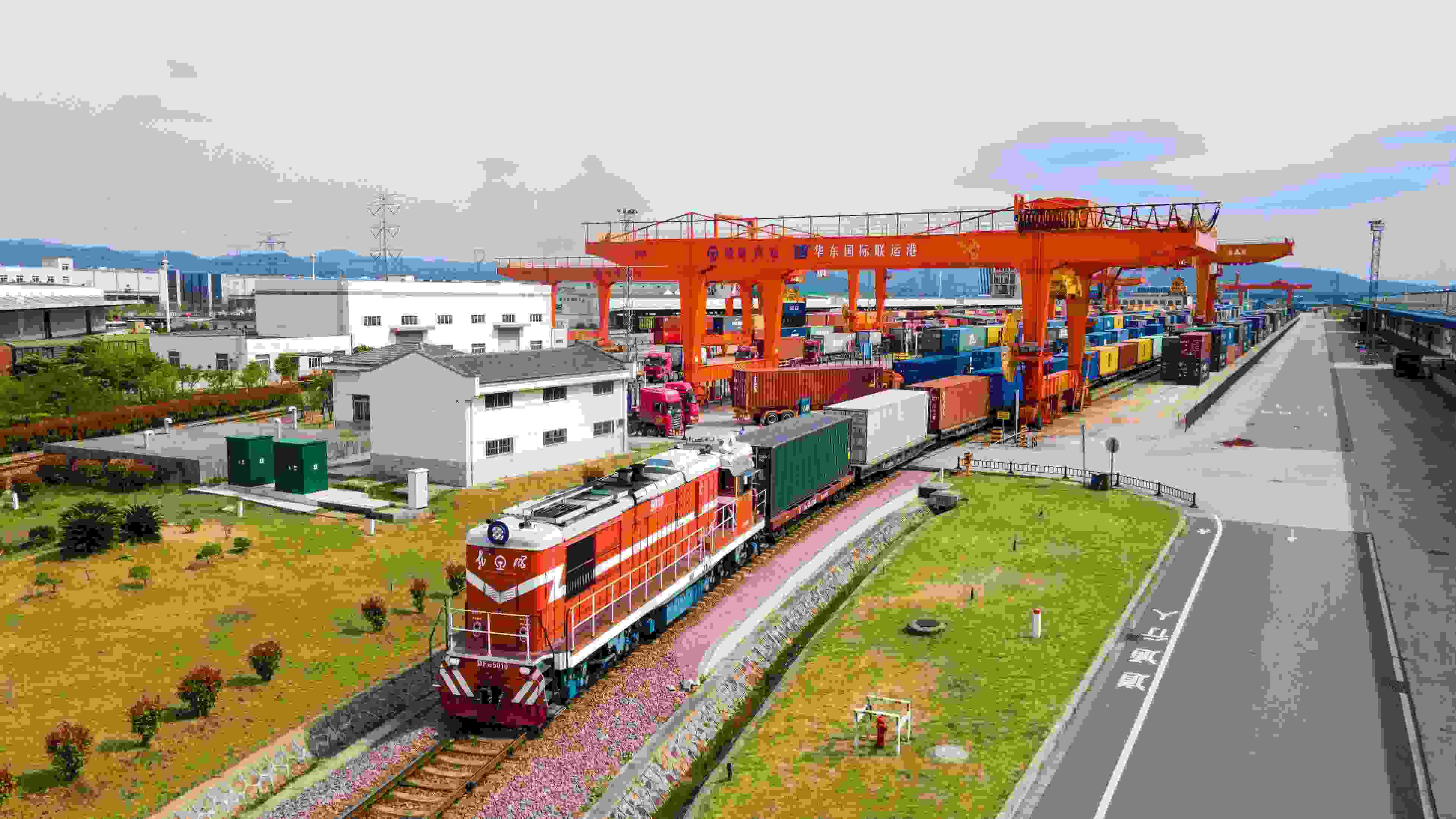 △2024年4月1日，浙江省金華華東國際聯(lián)運港，一列中歐班列裝載110個標(biāo)箱日用百貨、電動工具、機械裝備等貨物從鐵路金華南貨場啟程駛往匈牙利布達(dá)佩斯。