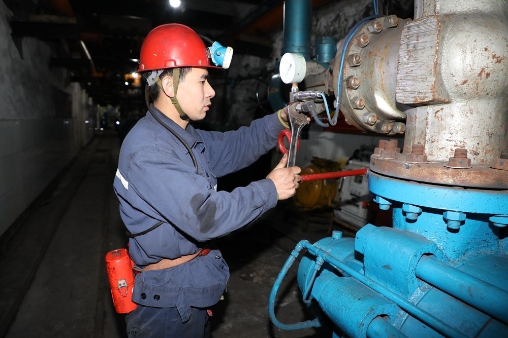 2024年4月30日，冀中能源峰峰集團(tuán)新屯礦機(jī)電區(qū)副區(qū)長顧博在井下泵房檢修水泵。新華社發(fā)