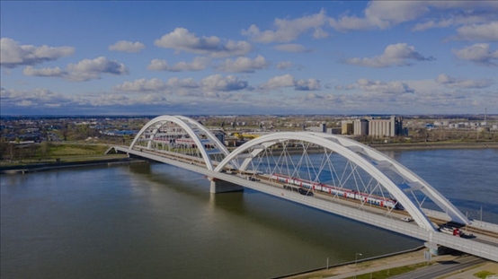 △2024年3月12日，一列火車運行在匈塞鐵路塞爾維亞境內(nèi)貝諾段諾維薩德多瑙河大橋上。