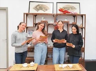 匈中雙語(yǔ)學(xué)校的學(xué)生胡靈月(左一)、宋智孝(右二)學(xué)習(xí)中國(guó)茶文化。