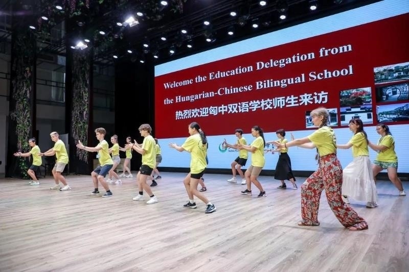 2023年7月，匈牙利匈中雙語(yǔ)學(xué)校師生代表團(tuán)來(lái)到江蘇參加“錦繡江蘇”青年交流項(xiàng)目。
