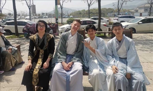 匈牙利學(xué)生與襄陽(yáng)三十六中學(xué)生友好交流。