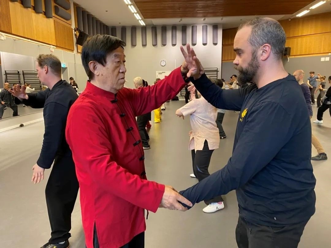 陳正雷老師親自示范指導(dǎo)。斯德哥爾摩中國文化中心供圖