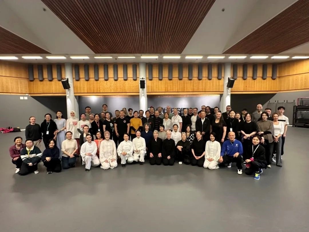 陳正雷老師與培訓(xùn)班全體學(xué)員合影留念。斯德哥爾摩中國文化中心供圖