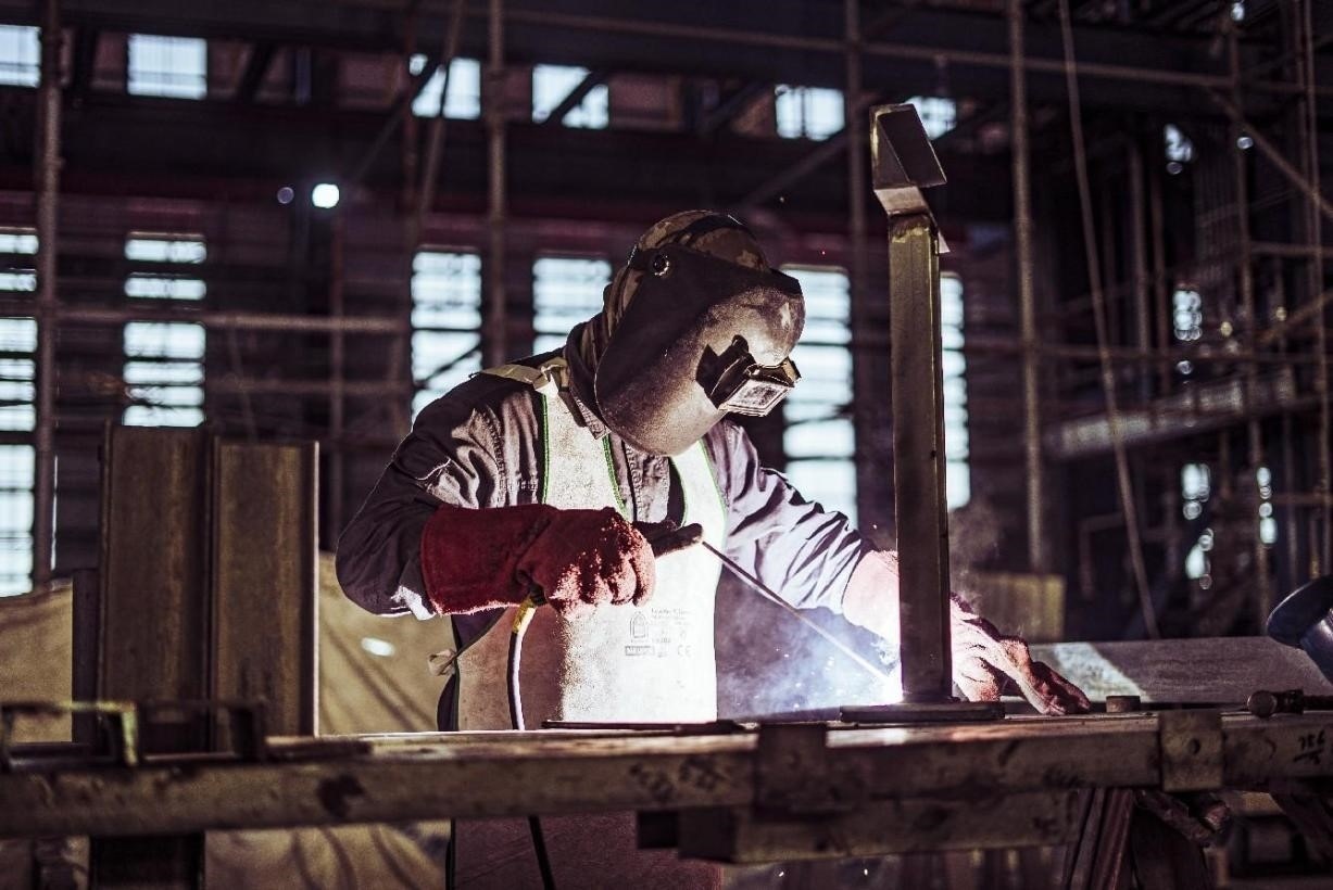 工人在沙特國王港項目現(xiàn)場進行焊接操作。山東電建供圖