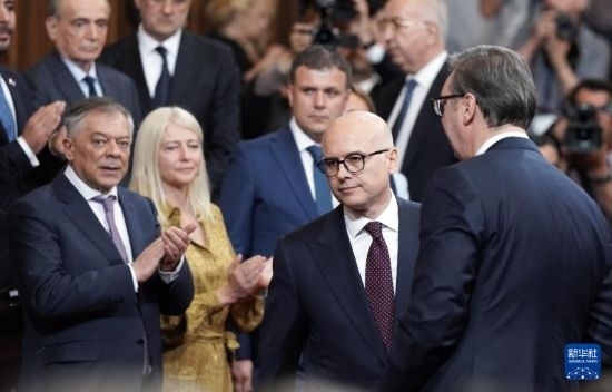  5月2日，在塞爾維亞貝爾格萊德，新一任政府總理武切維奇（中）出席就職儀式。新華社發(fā)（普雷德拉格·米洛薩夫列維奇攝）