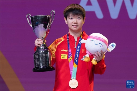 2024年4月21日，在2024年澳門國際乒聯(lián)女子世界杯決賽中，孫穎莎奪得冠軍。圖為孫穎莎在頒獎臺上。新華社記者 張金加 攝