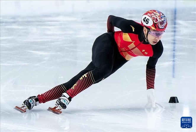 2024年2月18日，第十四屆全國冬季運(yùn)動會短道速滑（公開組）男子1000米決賽，孫龍奪得冠軍，圖為吉林隊(duì)選手孫龍在比賽中。新華社記者 李博 攝