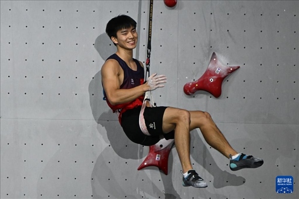 2024年4月13日，在江蘇吳江舉行的2024年國際攀聯(lián)攀巖世界杯（吳江站）男子速度決賽中，中國選手伍鵬獲得冠軍。圖為中國選手伍鵬在決賽后慶祝。新華社發(fā)（王須中攝）