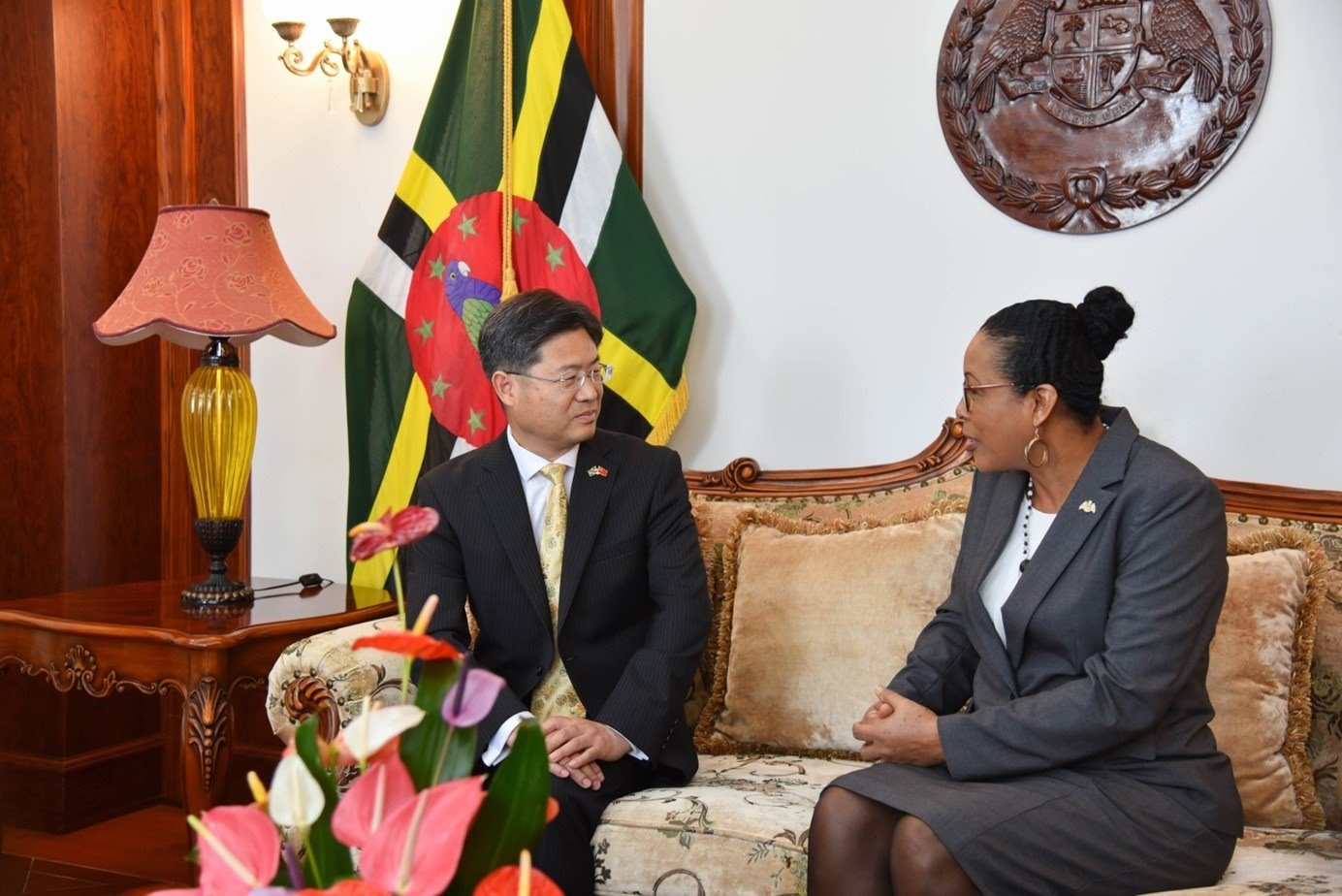 當(dāng)?shù)貢r(shí)間5月3日，中國(guó)新任駐多米尼克大使儲(chǔ)茂明（左）向多總統(tǒng)伯頓遞交國(guó)書(shū)。 中國(guó)駐多米尼克大使館供圖