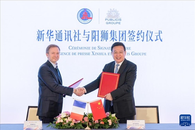 5月4日，新華通訊社社長傅華同陽獅集團全球首席財務官洛里斯·諾爾德在法國巴黎簽署合作諒解備忘錄。新華社記者 孟鼎博 攝