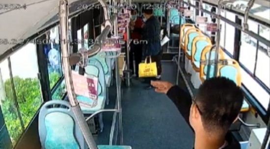 公交車上他一聲大吼！魏杰，好樣的！