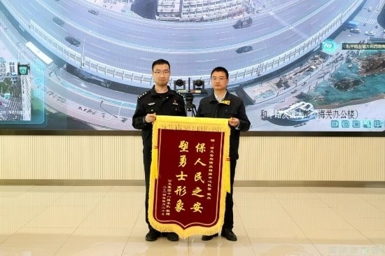 公交車上他一聲大吼！魏杰，好樣的！