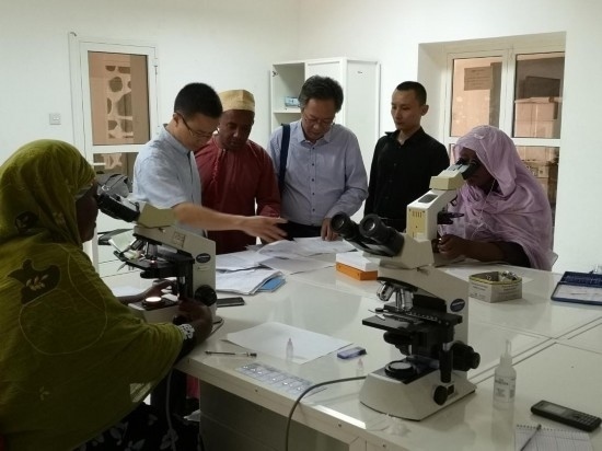 廣州中醫(yī)藥大學(xué)青蒿抗瘧援外醫(yī)療隊(duì)考察科摩羅國(guó)家瘧疾防治中心實(shí)驗(yàn)室。