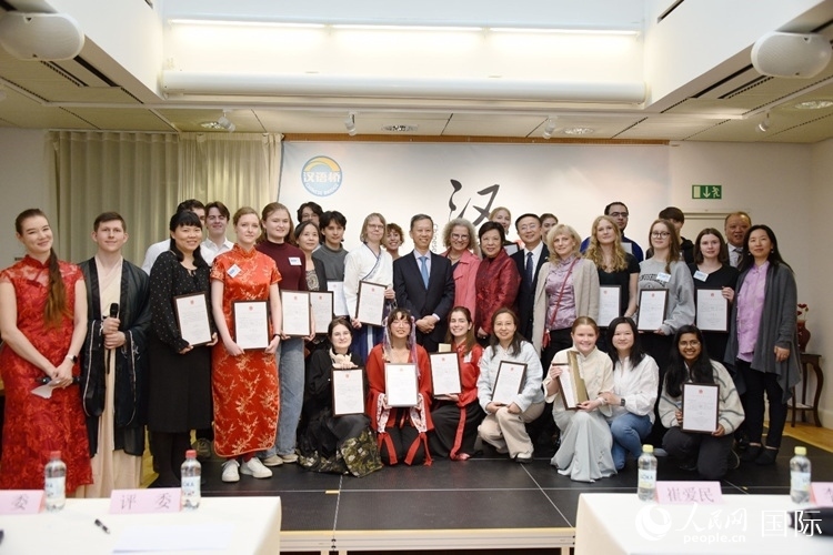 中國(guó)駐瑞典大使崔愛民、使館負(fù)責(zé)教育事務(wù)的黃立瓊參贊、預(yù)選賽評(píng)委老師和指導(dǎo)老師，以及所有獲獎(jiǎng)選手合影留念。人民網(wǎng)記者 殷淼攝