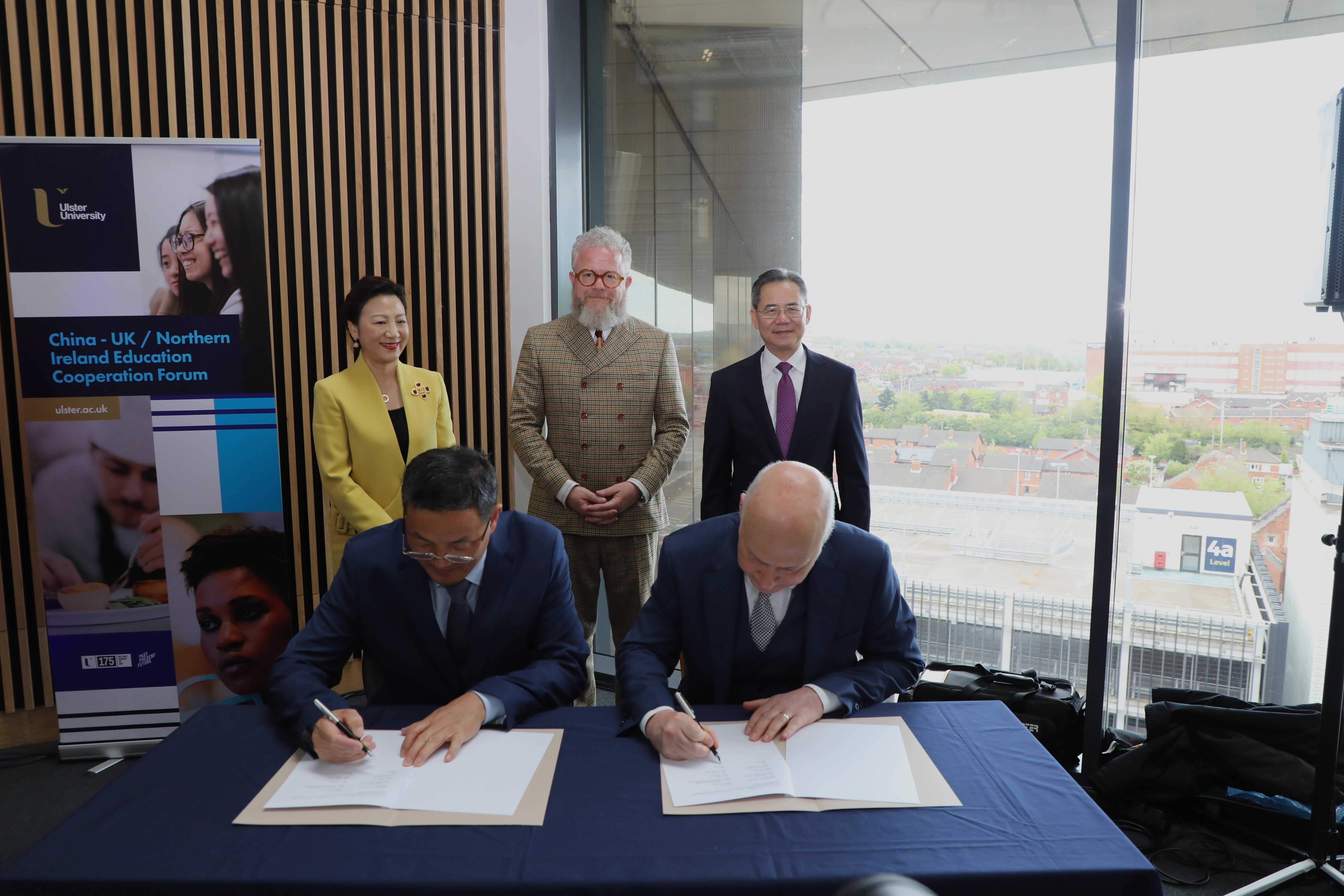 湖北師范大學(xué)同奧斯特大學(xué)簽署共建教育語言文化交流中心的協(xié)議現(xiàn)場(chǎng)。中國(guó)駐英國(guó)大使館供圖