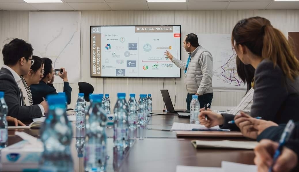 德亞（右三）在和員工開會。中建中東沙特分公司供圖