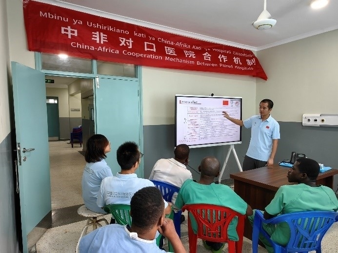 王林醫(yī)生開展術(shù)后疼痛管理的專題講座。中國（江蘇）第33期援桑給巴爾醫(yī)療隊(duì)供圖