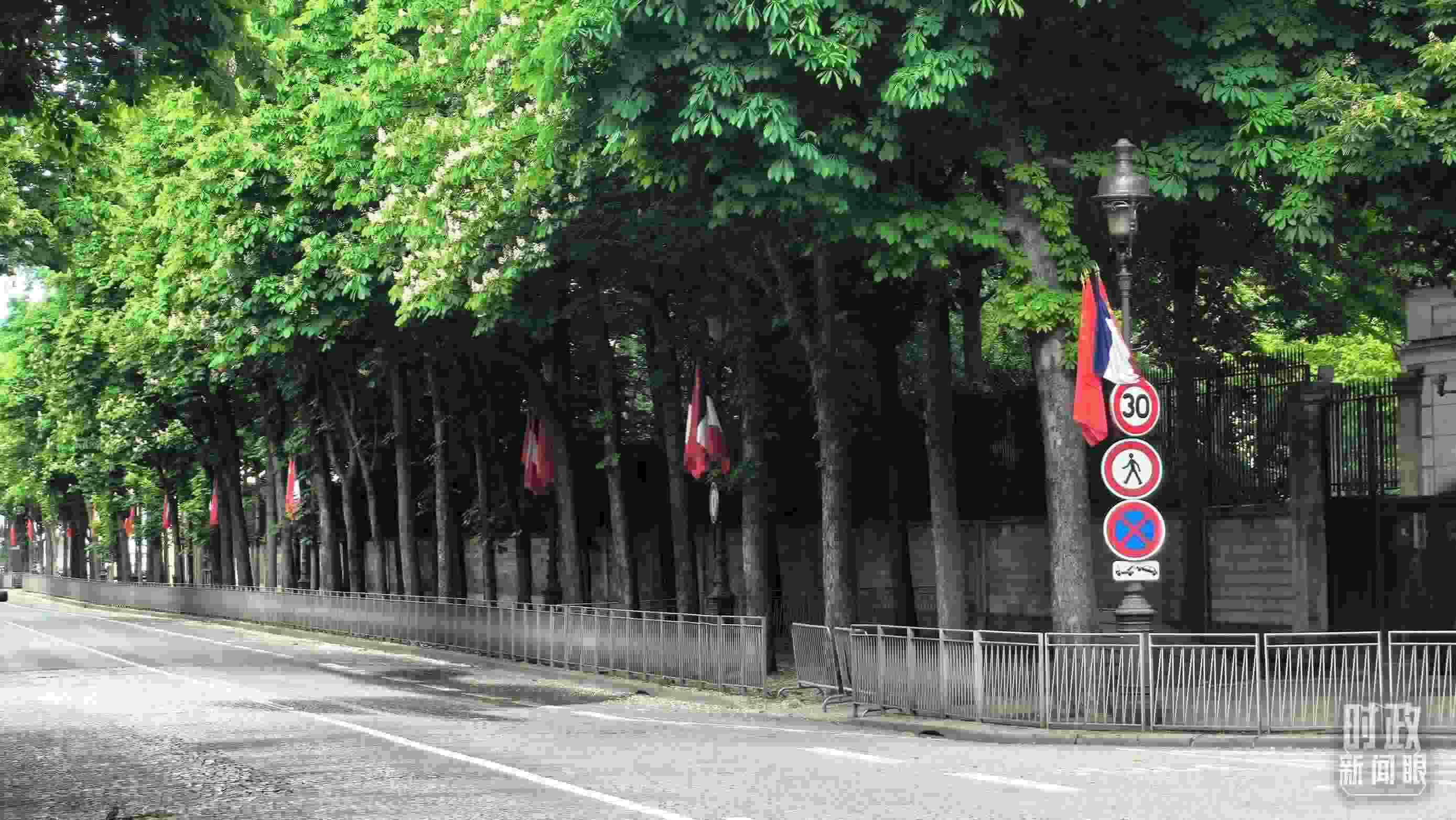 △巴黎道路兩側(cè)懸掛中法兩國(guó)國(guó)旗。（總臺(tái)央視記者鄂介甫拍攝）